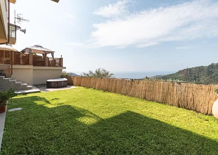 La Roccia Fiorita Appartamento con giardino e Jacuzzi Varazze