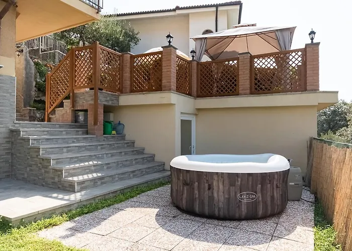 La Roccia Fiorita Appartamento con giardino e Jacuzzi Varazze