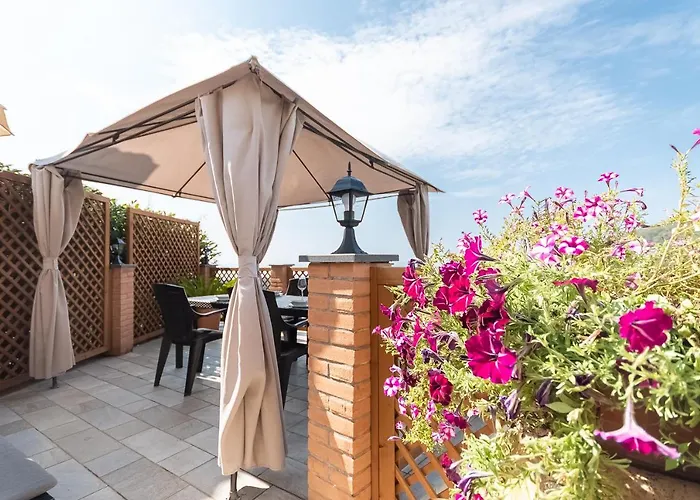La Roccia Fiorita Appartamento con giardino e Jacuzzi Varazze