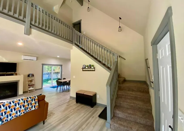 New Modern Cabin! 5Mi To Mt Rainier National Park! Hot Tub & Wifi