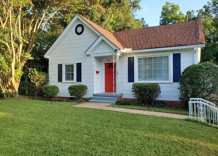 Spacious Centrally Located 3 Bed 2 Bath - Sleeps 8