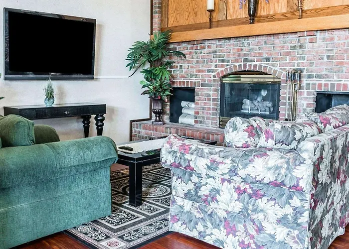 Econo Lodge & Suites Grand Rapids Airport