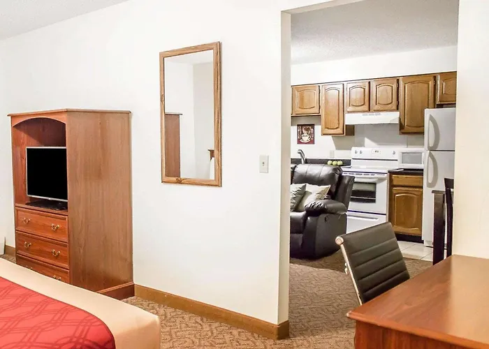 Econo Lodge Menomonie On The Bay