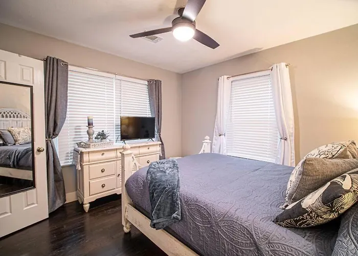 Homey Bungalow Convenient To Marietta And I-75!