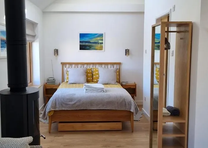 The Brookhouse. Cheerful Tiny House With Seaview.