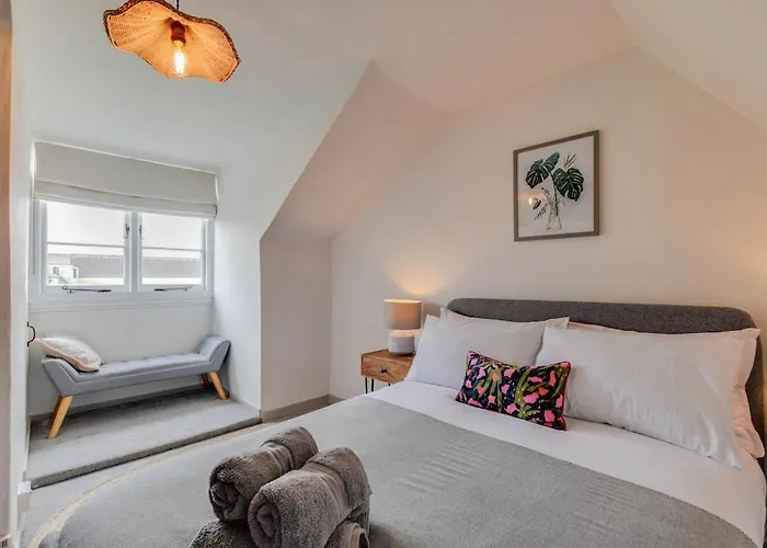 Cheerful 3 Bed Grade II Central Cottage