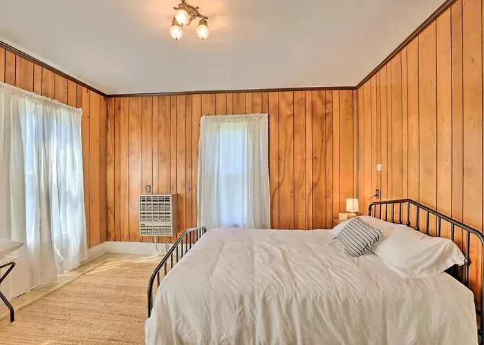 Walk To Beach, Marina & Town! Lake Ontario Getaway