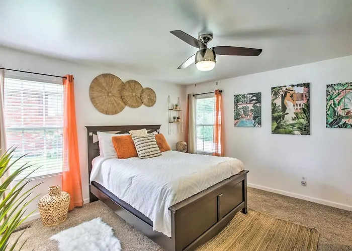 Charming Springfield Escape W/ Furnished Deck