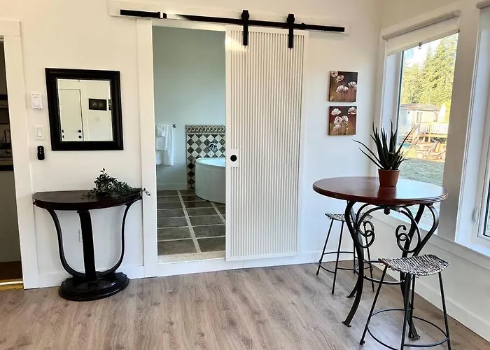 Country Home, Sleeps 6 Pets Friendly