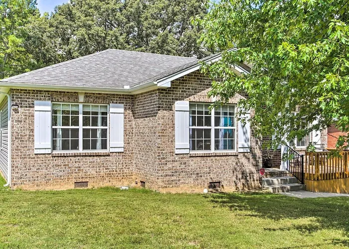 Charming Springfield Escape W/ Furnished Deck