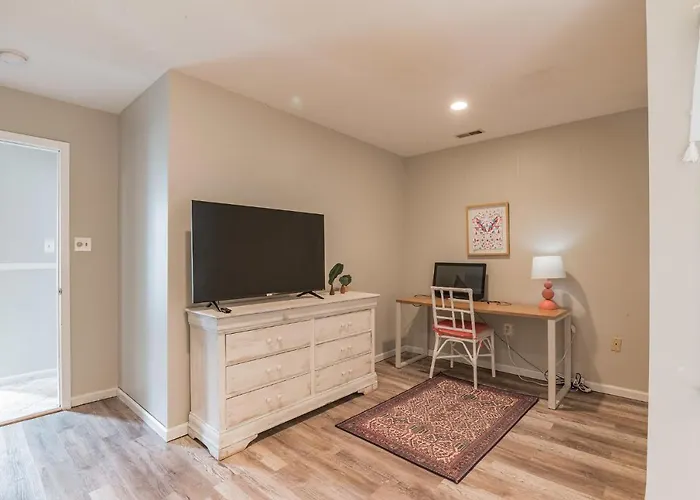 Serene Single Story, Grill, Fire Pit, Fenced Yard And Pet Friendly Stay