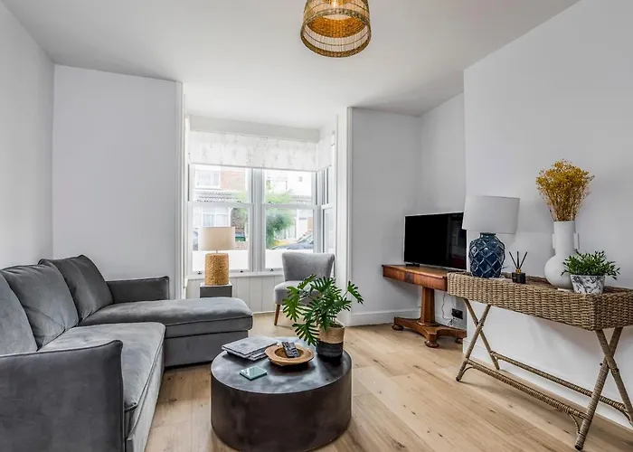 Delightful 2 Bed House A Stones Throw From Beach - Pass The Keys