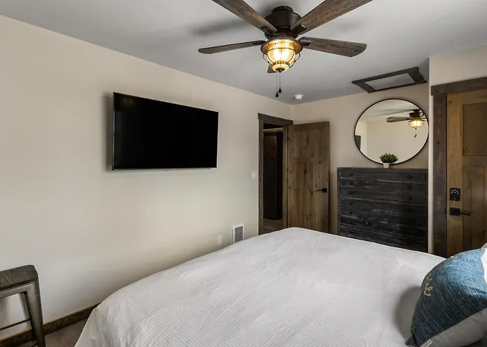 Cozy 1-Bedroom Condo In West Yellowstone, 1 Minute To Park! Little Tuckaway