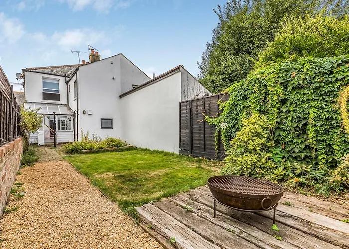 Delightful 2 Bed House A Stones Throw From Beach - Pass The Keys