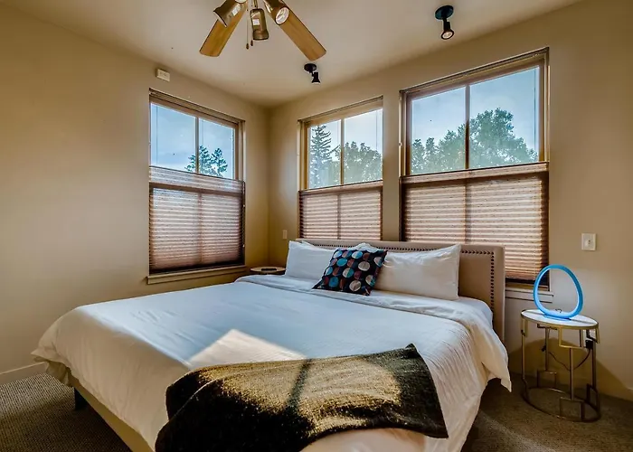 Old Town Loft Oasis With Amazing Rooftop Deck!