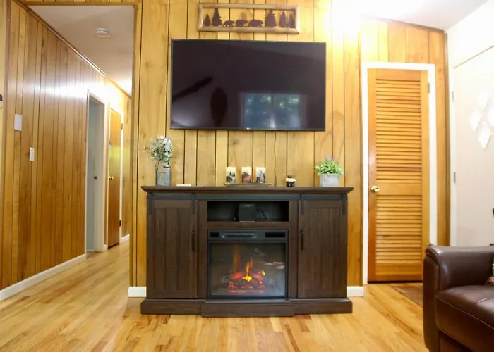 Escape To A 3-Bedroom Cabin In Lower Catskills