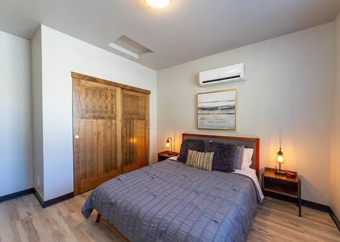 Wonderful Triplex Unit With Spectacular Lake View!