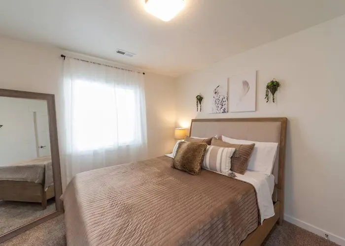 Modern Decor & Style King Bed Wifi With Garage