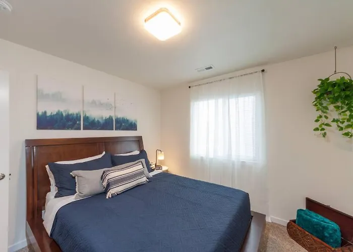 Modern Decor & Style King Bed Wifi With Garage