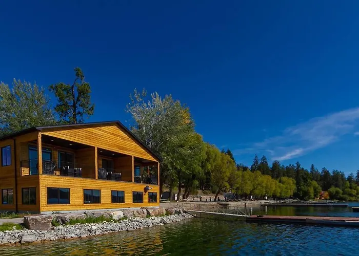 Wonderful Triplex Unit With Spectacular Lake View!