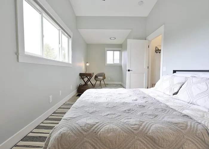 Modern Upstairs Loft - Newly Renovated!