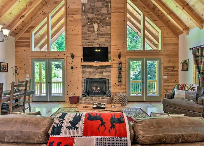 Great For Families! Lavish Hiawassee Cabin