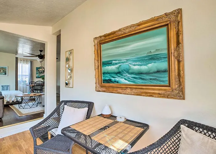 Walk To Beach: Seaview Cottage W/ Coastal Charm!