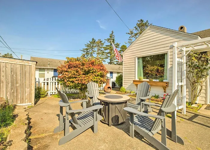 Walk To Beach: Seaview Cottage W/ Coastal Charm!