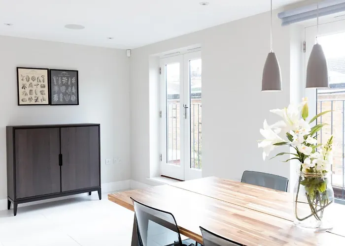 Fabulous Central Windsor Town House With Parking