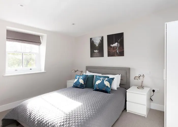 Fabulous Central Windsor Town House With Parking