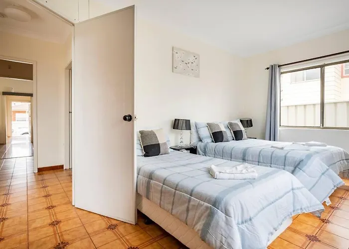 Wollongong Station Holiday House With Wi-Fi,75 Inch Tv, Netflix,Parking,Beach