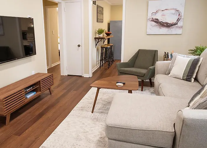 Adorable 2-Bedroom Bungalow Near Easton, Denton