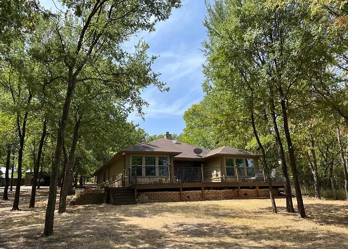 Beautiful Lakefront House In Private Woods