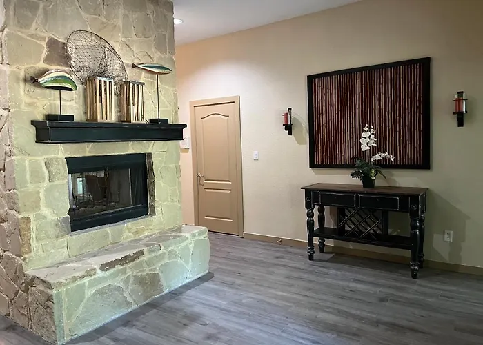 Beautiful Lakefront House In Private Woods