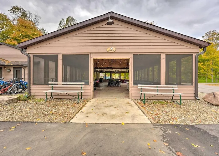 Cassopolis Cabin Close To Parks & Fishing!