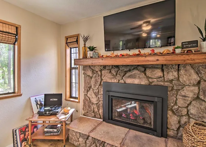 Fireplace, Deck & Grill: Pinetop Cabin Rental!