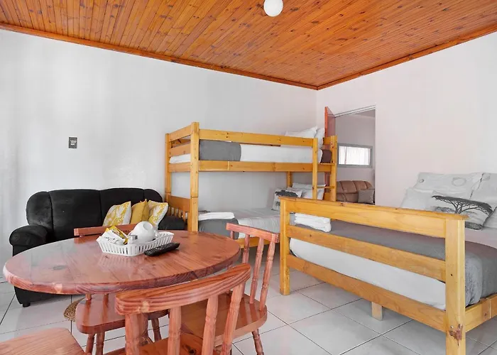25 Jacaranda Lodge & Backpackers
