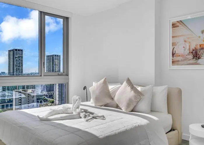 Modern 1 Bed Condo Across From Bayside In Downtown