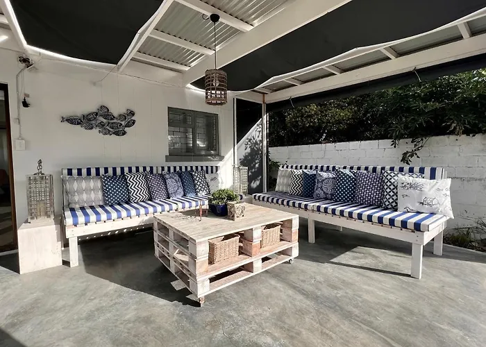 Adorable 2 Bedroom Cottage With Spacious Veranda