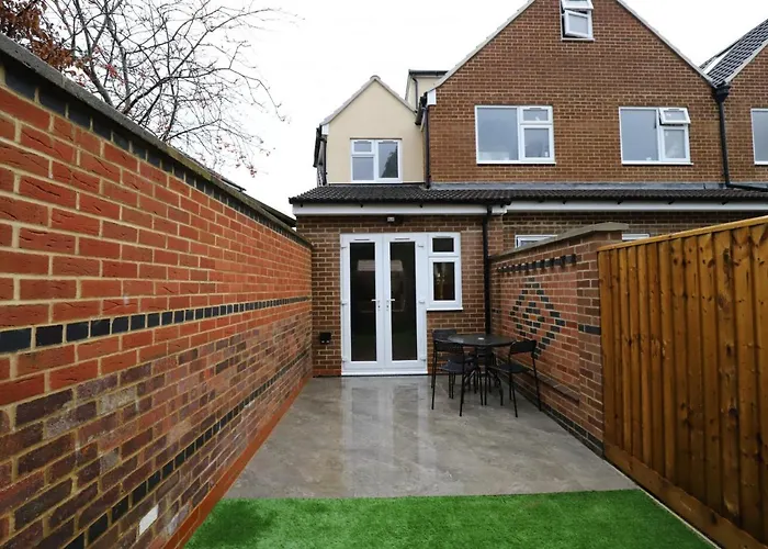 Dunstan House Luxury Holiday Home With Free Parking