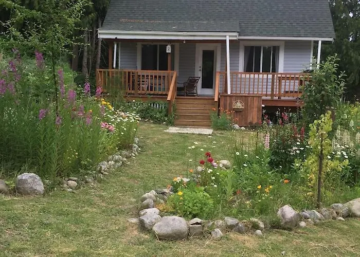 Cozy ,Artistic Cottage In A Garden Setting Close To The Beach And Hiking Trails.