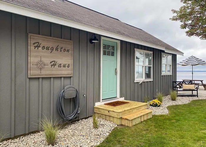 Charming Modern Cottage On Houghton Lake!