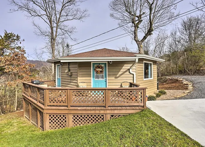 Picturesque Cottage In The Heart Of Trenton!