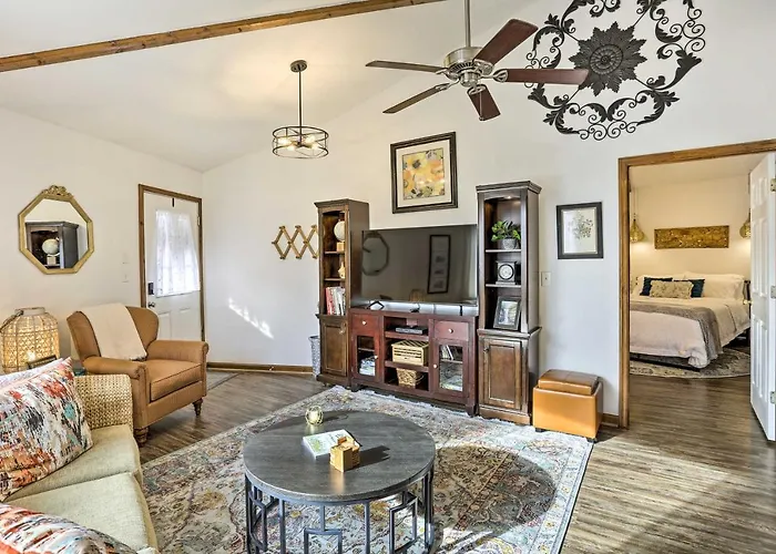 Picturesque Cottage In The Heart Of Trenton!