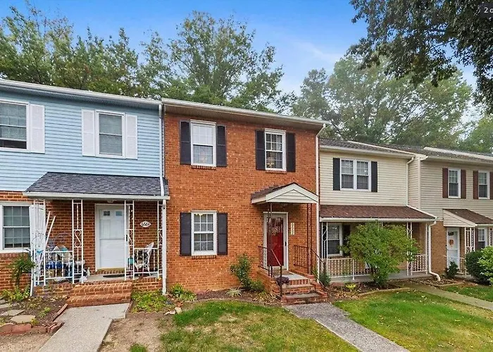 The Red Door 2-Bedroom Townhouse Near Vt & Ru
