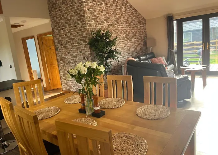 Cheerful 3-Bedroom Cabin With Hot Tub
