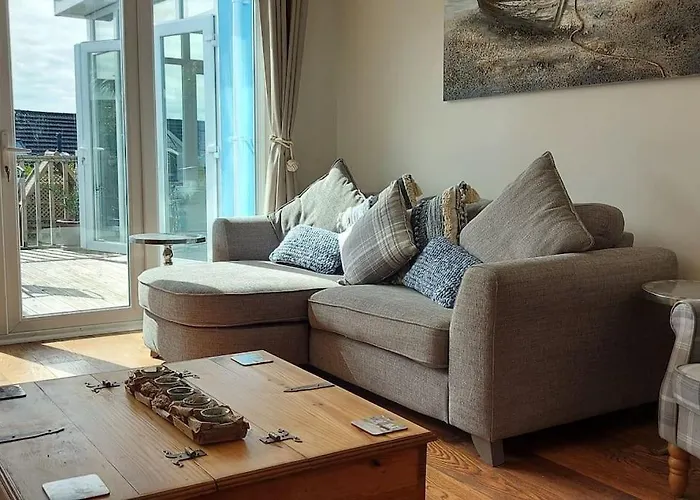 Sea Crest, Beautiful Home In Tenby With Sea Views