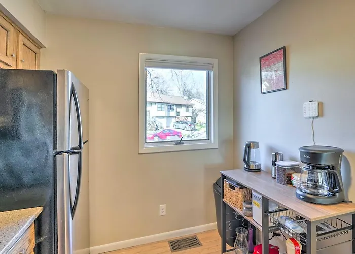 Lovely Iowa City Townhome ~ 3 Mi To Dtwn!