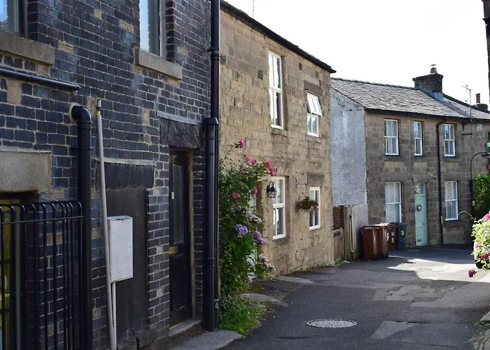 The Buxton Retreat A Luxurious 3-Storey Townhouse With Four Poster Bed And Double Jacuzzi Bath"