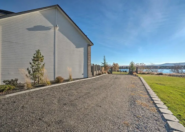 Pasco Condo W/ Columbia River Views + Hot Tub